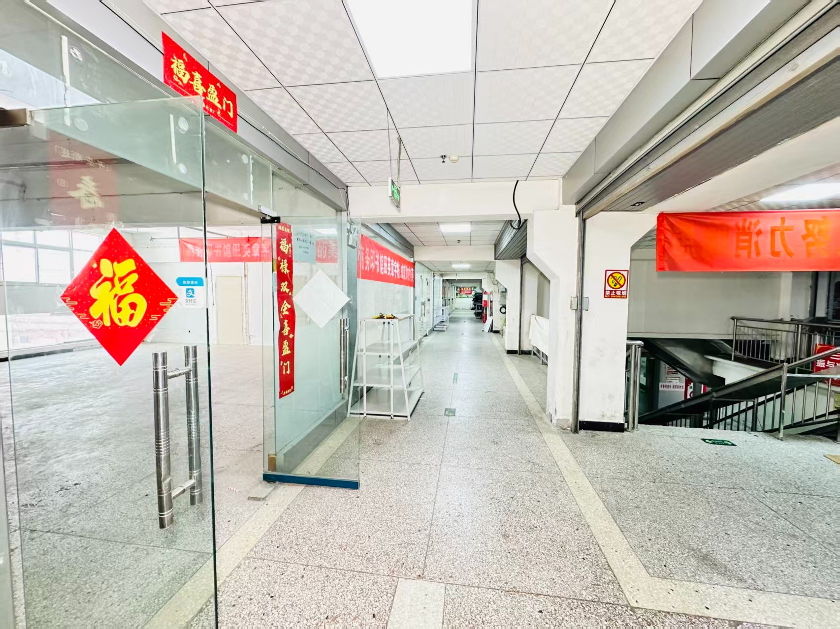 梨花雪街灵活办公空间，满足企业不同发展阶段需求 ✨ 商业配套完善，助力企业快速成长 ✨ AI产业资源链接，共建创新生态 ✨ 办公、展示、运营一体化空间  现在入驻，抢占AI产业发展新赛道！