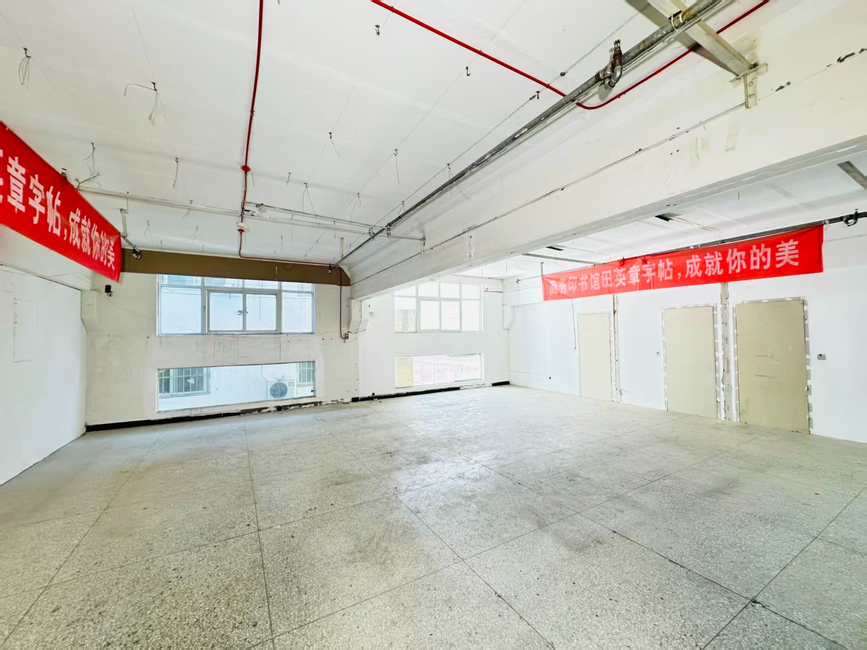 梨花雪街重点吸引人工智能应用、数字经济、电商直播、智能制造服务、软件开发、科技创新企业及创业团队入驻